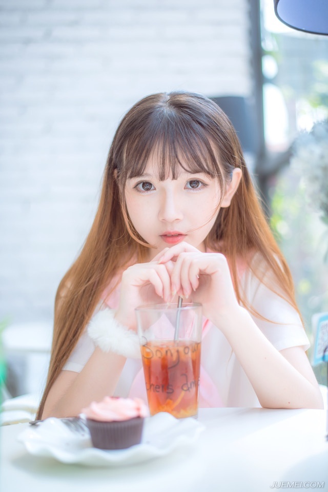 我来不及认真地年轻，待明白过来时，只能选择认真地老去。——三毛